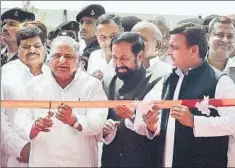  ?? PTI ?? Samajwadi Party chief Mulayam Singh Yadav (left) with Akhilesh (right) and Shivpal (behind Mulayam). Their problems have many parallels in other political outfits