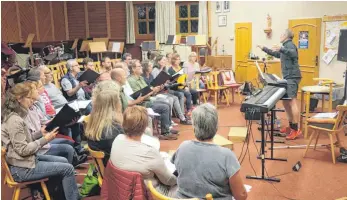  ?? FOTO: GABRIEL BOCK ?? Üben für das Jubiläumsk­onzert am Sonntag: Chorleiter Jürgen Jakob und seine Sänger.