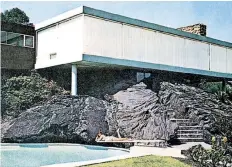  ??  ?? Francisco Artigas construyó esta casa en 1952. Sirvió como locación para la cinta El inocente, con Pedro Infante y Silvia Pinal. Fue demolida en 2004.