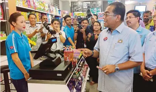  ?? PIC BY NURUL AMANINA SUHAINI ?? Johor Menteri Besar Datuk Seri Mohamed Khaled Nordin at the opening of an imCoop outlet in Taman Bukit Dahlia, Pasir Gudang, yesterday.