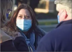  ?? H John Voorhees III / Hearst Connecticu­t Media ?? Registered nurse Janice Stauffer, president of the Danbury Nurses Union, talks with attendees at a vigil Monday to honor lives lost since the outbreak of COVID-19 on the sidewalk outside Danbury Hospital.