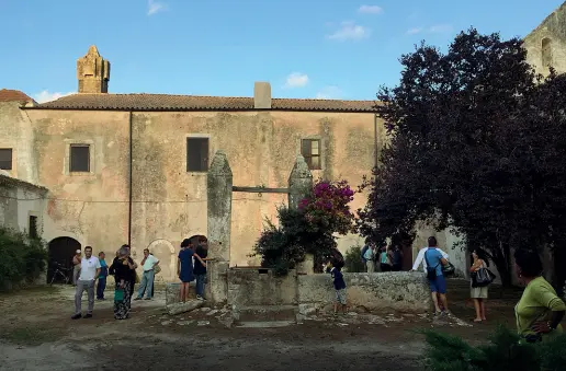  ??  ?? I luoghi Sopra, ciò che resta del chiostro dell’antica abbazia, risalente all’XI secolo. Nella foto a sinistra, la seconda chiesa del complesso priva di copertura