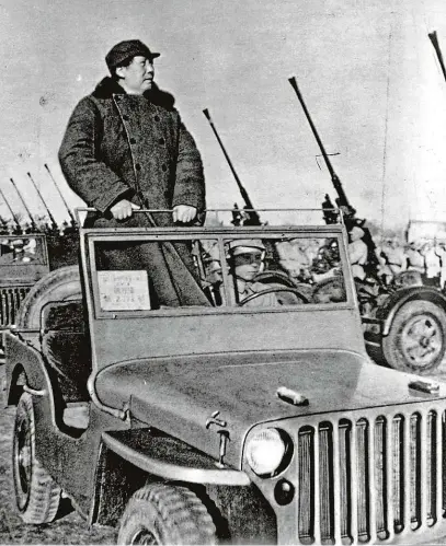  ?? FOTO PROFIMEDIA ?? Maršparáda. Mao Ce-tung během vojenské přehlídky v roce 1949, ve kterém vyhlásil vznik Čínské lidové republiky.