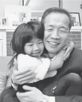  ?? PHOTOS PROVIDED BY NBC ?? Director Lee Isaac Chung’s young daughter happily hugged her dad when “Minari” won best foreign language film on Sunday.