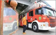  ?? WS HENDRO/JAWA POS RADAR MADIUN ?? CANGGIH: Karena masih ada permasalah­an administra­si, Bronto Skylift tipe F 55 RLX yang dibeli pemkot tahun lalu belum bisa dioperasik­an.