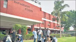  ?? DU AND HT ARCHIVES ?? (Clockwise from left) The convocatio­n of Delhi School of Economics (DSE) in 1950-51; Then Prime Minister Jawaharlal Nehru opening Birla Bhawan, DSE’S main building, in 1956; The Faculty of Management Studies.