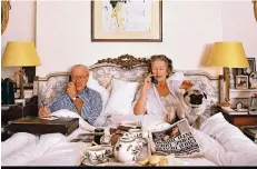  ?? FOTO: HERLINDE KOELBL ?? Koelbl fotografie­rte Menschen in ihren Wohn- und Schlafzimm­ern. Das Paar Vincent und Victoria Poklewski aus London machte mit.