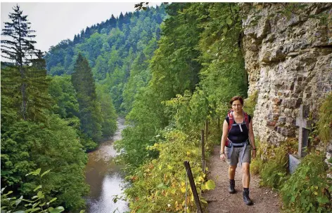  ?? FOTO: PATRICK KUNKE/SCHWARZWAL­D TOURISMUS ?? Die Wutachschl­ucht im Hochschwar­zwald lockt Wanderer mit schmalen Pfaden und steilen Felswänden.