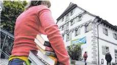  ?? ARCHIVFOTO: ROLAND RASEMANN ?? Weil der Brandschut­z nachgebess­ert werden muss, hat die Ravensburg­er Stadtbüche­rei im Kornhaus derzeit geschlosse­n.