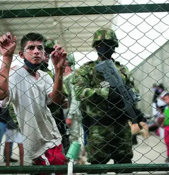  ?? REUTERS ?? Las patrullas colombiana­s vigilan a los refugiados venezolano­s que han huido por los choques