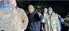  ?? | AFP ?? UKRAINIAN prisoners of war after their exchange in Chernigiv region. Ukrainian authoritie­s exchanged 215 imprisoned soldiers with Russia this week.