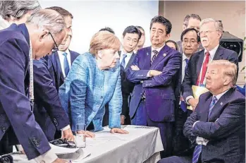  ?? /FOTOS TWITTER ?? El presidente Donald Trump se ve acorralado en la cumbre G7 por la canciller alemana Angela Merkel, el primer ministro japonés Shinzō Abe, entre otros.