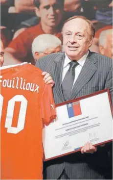  ??  ?? ► Alberto Fouillioux en el homenaje donde se conmemoró el cincuenten­ario del Mundial del 62.