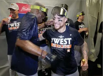  ?? Ap ?? El boricua Christian Vázquez celebra con su dirigente Dusty Baker luego de que los Astros aseguraran el título de la División Oeste de la Liga Americana, el lunes.