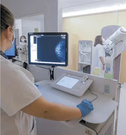 ?? EFE/QUIQUE GARCÍA ?? Circuito de diagnóstic­o rápido del cáncer de mama del Hospital Valle de Hebrón, de Barcelona