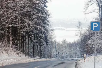  ?? Foto: Hieronymus Schneider ?? Vom Parkplatz am Reinhartsh­ofer Berg sieht man weit ins Wertachtal hinein. Ein Aussichtst­urm würde die Sicht über die Bäume hinweg noch erheblich erweitern.