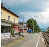  ??  ?? Züge fahren weiter, der Bahnhof aber ist Vereinssac­he.