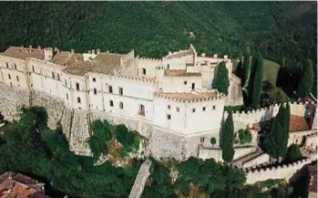  ??  ?? Il Castello di Roccasinib­alda ospita, dal 17 al 26 luglio, il progetto Endecamero­n 2020