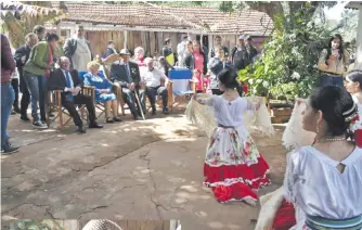  ??  ?? El ballet de la Gobernació­n de Misiones homenajeó a don Antolín.