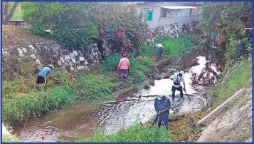  ??  ?? Debido a la temporada, inicia la limpieza en zanjas que pueden afectar a la salud