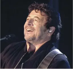  ?? PHOTO AGENCE QMI, MARIO BEAUREGARD ?? En tournée au Québec, Patrick Bruel s’est arrêté hier soir au Théâtre St-Denis pour offrir son spectacle acoustique.