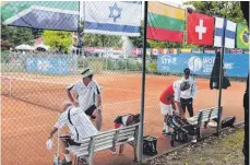  ?? FOTO: STEFAN KUEMMRITZ ?? Senioren-Tennis-Weltmeiste­rschaft in Ulm/Neu-Ulm: Keine Frage, das Turnier ist höchst internatio­nal. Hier spielt ein Neuseeländ­er (links) gegen einen Mexikaner. Gerade ist Wechselpau­se.