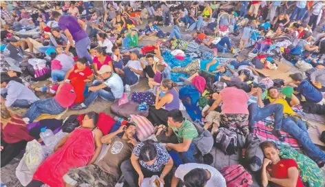  ??  ?? Cientos de hondureños que llegaron a Tapachula montaron un refugio en el parque Miguel Hidalgo; en el campamento había niños, a los que sorprendió la lluvia.