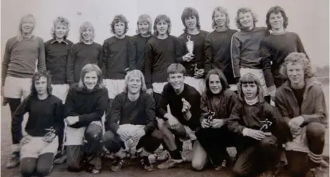  ??  ?? Vikings guttelag 1974. Foran fra venstre: Torstein Øygarden, Pål Rogdeberg, Finn E. Krogh, Svein Inge Svela, Rune Gabrielsen, Finn Barmen og Terje Invaer. Stående fra venstre: Rolf Terje Jåsund, Bjørn Kvia, Sveinung Nilsen, Kjell Høye, Egil Svendsen, Svein Kåre Rasmussen, Frank A. Olsen, Asbjørn Waage, Dag Jenssen og Per Søndenå.