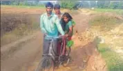 ?? HT ?? The pregnant woman being taken on a bicycle to Mamer PHC