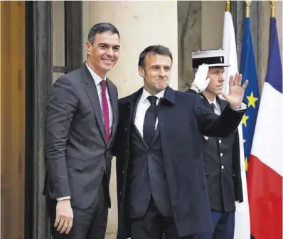  ?? Yoan Valat / Efe / EPA ?? Pedro Sánchez saluda a Emmanuel Macron a su llegada al Palacio del Elíseo, ayer.