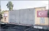  ??  ?? DIVISIÓN. A la izquierda, un refuerzo del muro en el lado chipriota. Al centro y a la derecha, imágenes del lado turco al otro lado del muro.