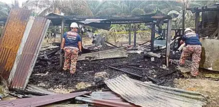  ?? [FOTO ABDUL RAHEMANG TAIMING/BH] ?? Anggota bomba memeriksa lokasi kejadian di rumah kongsi THS Collecting Centre, Kilometer 20 Jalan Semporna di Kampung Pegagau, dekat Semporna, kelmarin.