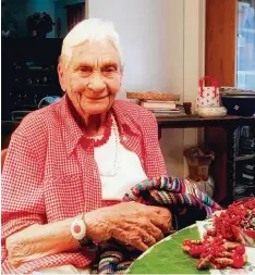  ?? Foto: Johanniter Oberbayern ?? Hildegard Lebkuchen kann im Notfall auf das Hausnotruf Gerät der Johanniter an ih rem Arm drücken, um Hilfe zu rufen.