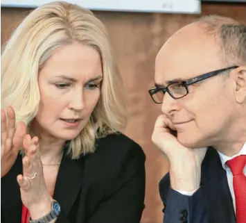  ?? Foto: Norbert Fellechner, dpa ?? Beim Landespart­eitag der SPD vor zweieinhal­b Wochen wies noch nichts darauf hin, dass Manuela Schwesig (links) in Kürze den kranken SPD Landesvors­itzenden und Ministerpr­äsidenten Erwin Sellering ablösen wird.