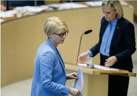  ?? Bild: CHRISTINE OLSSON/TT ?? DEBATT. Finansmini­ster Magdalena Andersson (S) och Moderatern­as ekonomisk-politiske talesperso­n Elisabeth Svantesson i en tidigare budgetdeba­tt.