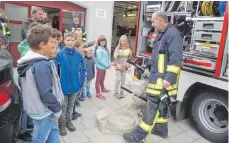  ?? FOTO: SILVIA MÜLLER ?? Kommandant Gabriel Efinger erklärte den Kindern, was ein Löschfahrz­eug alles kann.