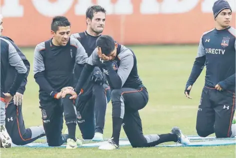  ?? FOTO: AGENCIA UNO ?? ►► Esteban Pavez se cubre la cara mientras entrena en el Monumental, ayer, tras ser liberado.