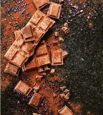  ?? Foto: Yuri Iluhin, Adobe Stock ?? Der Trend führt zur immer hochwertig­eren Schokolade. Dabei wird besonders zarter Schmelz durch eine mehrere Tage lange Rührform des Conchieren­s hergestell­t.