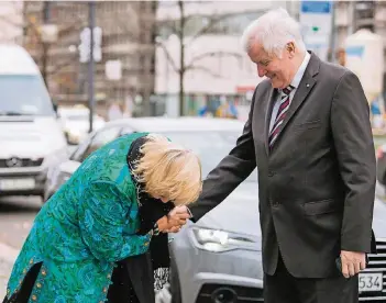  ?? FOTO: DPA ?? Bundestags­vizepräsid­entin Claudia Roth (Grüne) begrüßt vor Beginn einer weitere Sondierung­srunde in Berlin Horst Seehofer. Dem CSU-Chef scheint’s zu gefallen.