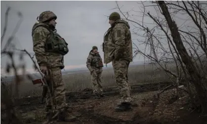  ?? Photograph: Anadolu/Getty Images ?? Ukrainian soldiers on the frontline in Zaporizhzh­ia on 5 December.