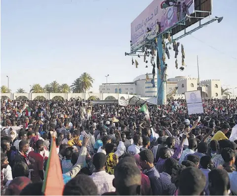  ?? FOTO EPA ?? Manifestan­ții din Khartoum continuă presiunea asupra armatei și cer căderea dictaturii militare