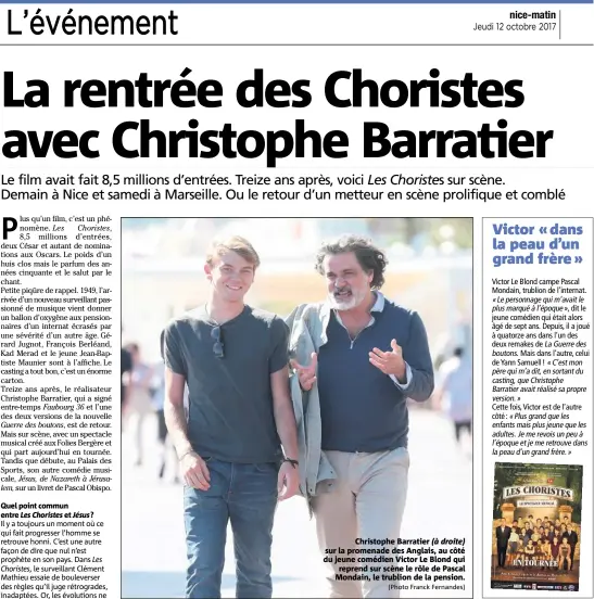  ?? (Photo Franck Fernandes) ?? Christophe Barratier (à droite) sur la promenade des Anglais, au côté du jeune comédien Victor Le Blond qui reprend sur scène le rôle de Pascal Mondain, le trublion de la pension.