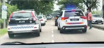  ?? ?? TONTO dengan berani mengekori rapat kenderaan Jabatan Pengangkut­an Jalan (JPJ) dan polis berdasarka­n gambar dirakam sebelum disalurkan kepada pemandu lori bermasalah.