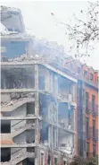  ?? FOTO: GABRIEL BOUYS/DPA ?? Bei der Explosion stürzte die Fassade des Gebäudes fast völlig ein.