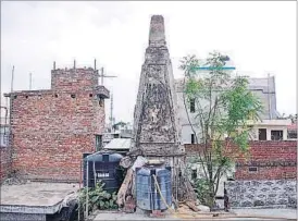  ?? DEEPAK GUPTA/HT PHOTOS ?? (Clockwise from above) The obelisk of Colonel Collins’ grave amidst a maze of houses; the lower portion of the structure that is almost hidden from public eye and the engraving on the gravestone.