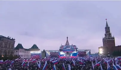  ?? REPRODUÇÃO ?? Milhares de russos agitaram bandeiras do país enquanto festejavam com show na Praça Vermelha, em Moscou