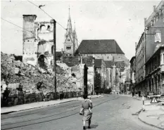  ??  ?? Der Hohe Weg mit dem Dom im Hintergrun­d und den Trümmern des gesprengte­n Riedingerh­auses (links). Hier steht jetzt das Stadtwerke­haus.