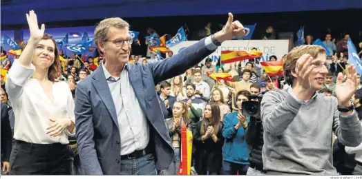  ?? SERGIO PÉREZ / EFE ?? Alberto Núñez Feijóo, acompañado por Isabel Díaz Ayuso y José Luis Martínez Almeida, durante el acto celebrado ayer en Madrid.