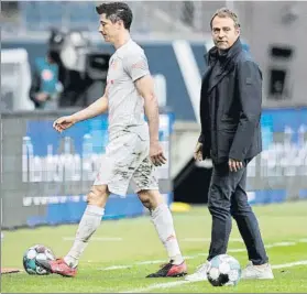  ?? FOTO: EFE ?? Lewandowsk­i pasa por delante de Hansi Flick