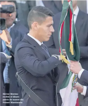  ??  ?? Héctor Moreno recibió el lábaro patrio de manos del Primer Mandatario
